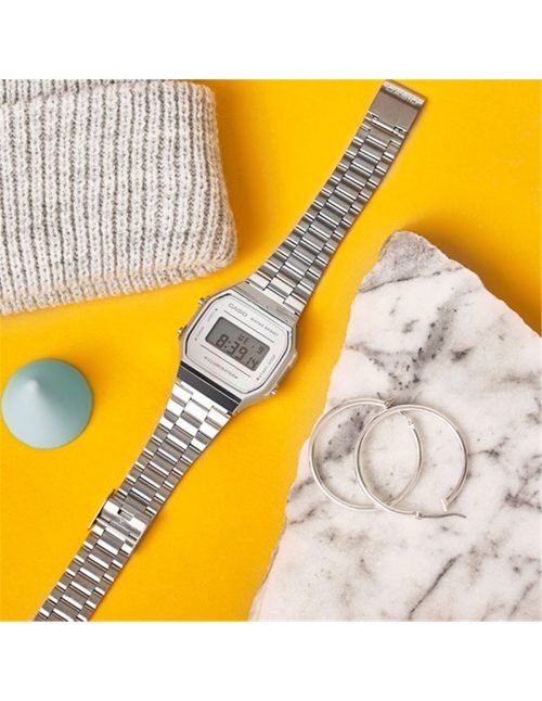 Detalj pravougaonog kućišta CASIO A168WEM-7EF sa dimenzijama 34mm x 38mm i srebrnim resin materijalom. Slika u ambijentu