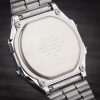 Detalj zadnje strane pravougaonog kućišta CASIO A168WEM-7EF sa dimenzijama 34mm x 38mm i srebrnim resin materijalom