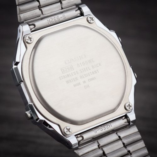 Detalj zadnje strane pravougaonog kućišta CASIO A168WEM-7EF sa dimenzijama 34mm x 38mm i srebrnim resin materijalom