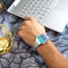 CASIO A168WER-2AEF unisex ručni sat na ruci muskarca koji radi na kompjuteru, retro dizajn sa srebrnom čeličnom narukvicom