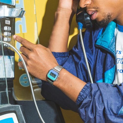 CASIO A168WER-2AEF unisex ručni sat na ruci, retro dizajn sa srebrnom čeličnom narukvicom