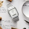 CASIO Vintage AQ-230A-7AMQYES unisex ručni sat u ambijentalnom okruzenju, elegantan i lagan dizajn sa srebrnom narukvicom