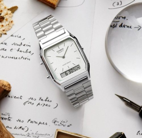 CASIO Vintage AQ-230A-7AMQYES unisex ručni sat u ambijentalnom okruzenju, elegantan i lagan dizajn sa srebrnom narukvicom