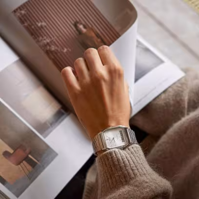 CASIO Vintage AQ-230A-7AMQYES unisex ručni sat na ruci zene, elegantan i lagan dizajn sa srebrnom narukvicom