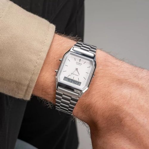 CASIO Vintage AQ-230A-7AMQYES unisex ručni sat na ruci muskarca, elegantan i lagan dizajn sa srebrnom narukvicom