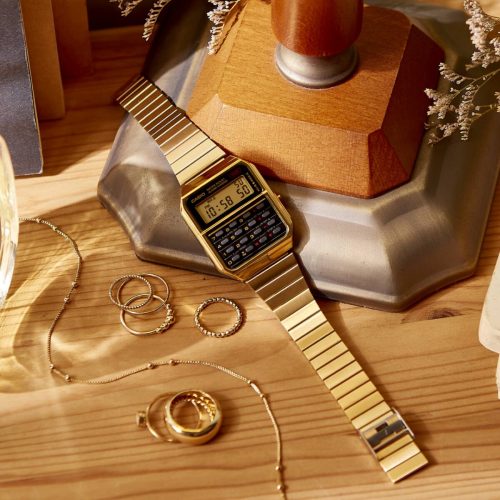 Detalj zlatnog kućišta Casio CA-500WEG-1A sa preciznim digitalnim mehanizmom i retro dizajnom, ambijentalna slika