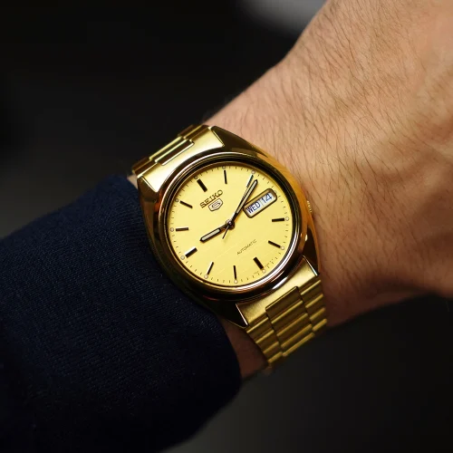 SEIKO Classic 5 Automatic SNXL72K1 muški ručni sat na ruci, zlatna čelična narukvica i elegantni dizajn