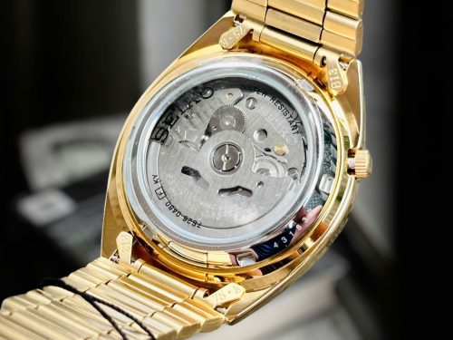Detalj zlatnog kućišta SEIKO Classic 5 Automatic SNXL72K1 sa prečnikom od 38 mm