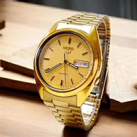 Ambijentalni pogled na SEIKO Classic 5 Automatic SNXL72K1 sa debeljkom kućišta od 11 mm