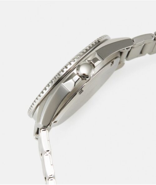 Bočni pogled na Casio MDV-107D-1A1VEF sa debljinom kućišta od 10 mm i mineralnim staklom