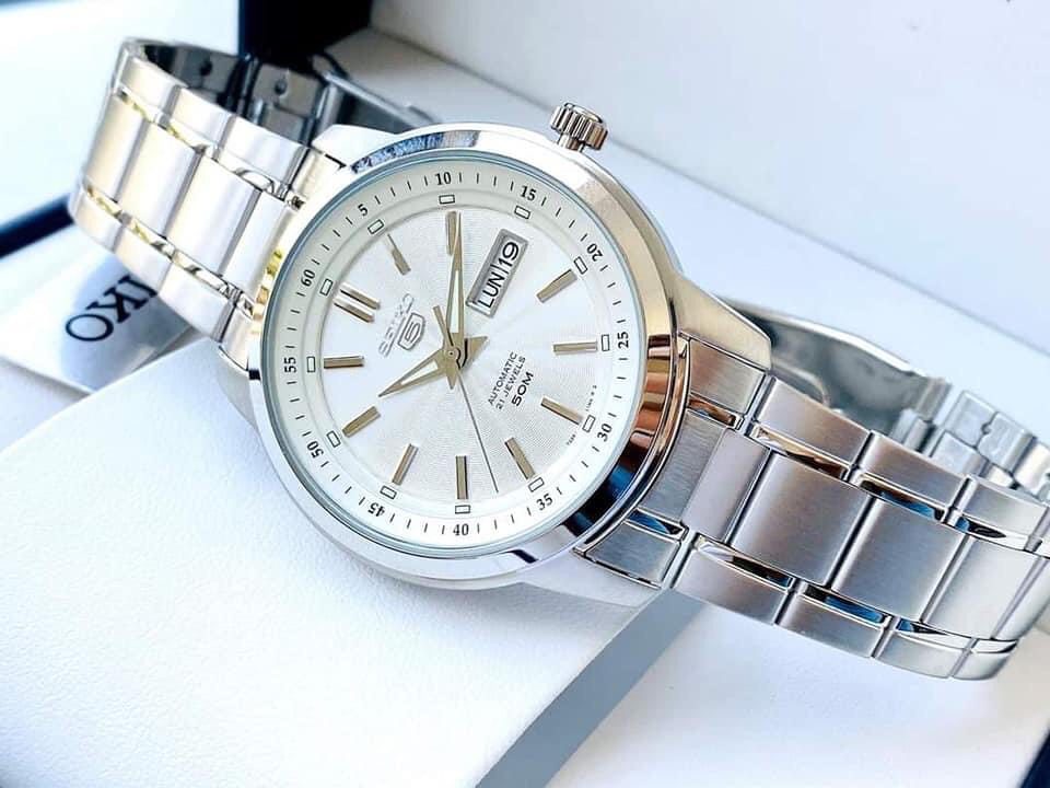 Bočni pogled na SEIKO Classic SNKM83K1 sa debeljkom kućišta od 12 mm i analognim prikazom