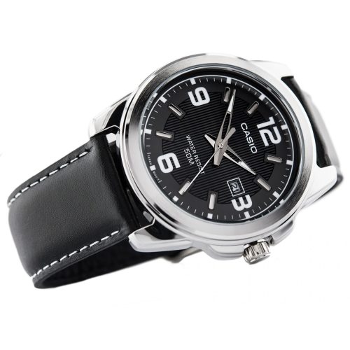 Detalj srebrnog čeličnog kućišta Casio MTP-1314PL-8AVEF sa prečnikom od 43 mm, pružajući izdržljivost i elegantan izgled