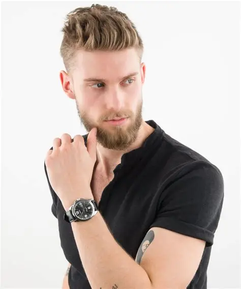 Casio MTP-1314PL-8AVEF sat na ruci muškarca sa crnim brojčanikom i crnom kožnom narukvicom, savršen za poslovne prilike i svakodnevno nošenje.