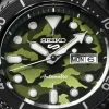 Detalj tamno srebrnog čeličnog kućišta Seiko SRPJ37K1 5 Sports Camouflage SKX muškog sata. Okruglo kućište sa prečnikom od 42 mm pruža savršen balans između elegantnog dizajna i funkcionalnosti.