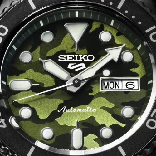 Detalj tamno srebrnog čeličnog kućišta Seiko SRPJ37K1 5 Sports Camouflage SKX muškog sata. Okruglo kućište sa prečnikom od 42 mm pruža savršen balans između elegantnog dizajna i funkcionalnosti.