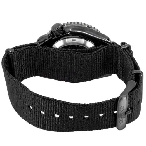 Zadnji pogled na Seiko SRPJ37K1 5 Sports Camouflage SKX muški sat, prikazujući njegovu robustnu strukturu i automatski mehanizam. Sat sa debljinom koja omogućava izdržljivost i komforno nošenje