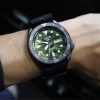 Seiko SRPJ37K1 5 Sports Camouflage SKX sat na ruci muškarca, sa kamuflažnim brojčanikom i crnom najlon narukvicom. Sat je savršen za sportske aktivnosti i outdoor avanture