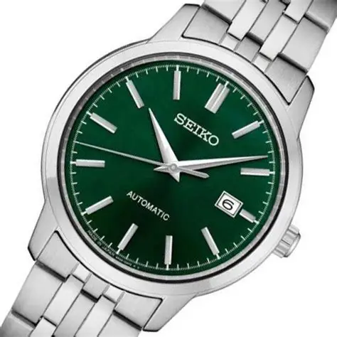 Detalj srebrnog čeličnog kućišta Seiko SRPH89K1 sa prečnikom od 40 mm. Klasičan dizajn kućišta savršeno se uklapa sa elegantnim zelenim brojčanikom.