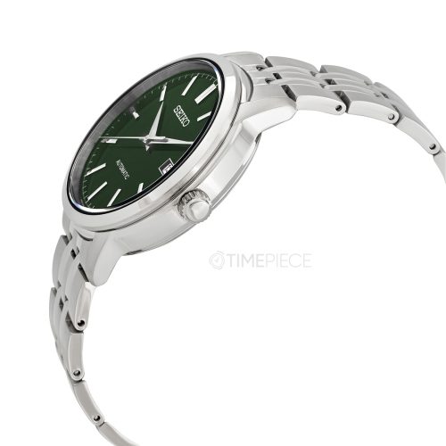 Bočni pogled na Seiko SRPH89K1 Seiko Classic sat, prikazujući njegovu kompaktnu debljinu i precizno postavljen automatski mehanizam. Idealno za sve koji žele robustan i sofisticiran sat