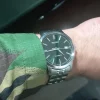 Seiko SRPH89K1 – Seiko Classic sat na ruci muškarca, sa zelenim brojčanikom i srebrnom čeličnom narukvicom. Elegantan dizajn savršen za poslovne prilike ili svakodnevno nošenje