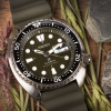 Detalj čeličnog kućišta Seiko SRPE05K1 sa prečnikom od 45 mm. Robusno kućište je izuzetno otporno na oštećenja, savršeno za avanturističke uslove. Ambijentalna slika u realnom prikazu