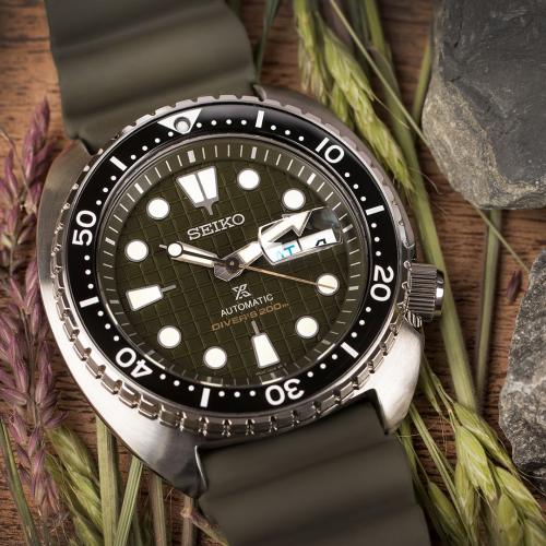 Detalj čeličnog kućišta Seiko SRPE05K1 sa prečnikom od 45 mm. Robusno kućište je izuzetno otporno na oštećenja, savršeno za avanturističke uslove. Ambijentalna slika u realnom prikazu