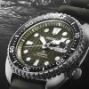 Detalj čeličnog kućišta Seiko SRPE05K1 sa prečnikom od 45 mm. Robusno kućište je izuzetno otporno na oštećenja, savršeno za avanturističke uslove. Ambijentalna slika u vodi za ronilacki muski sat