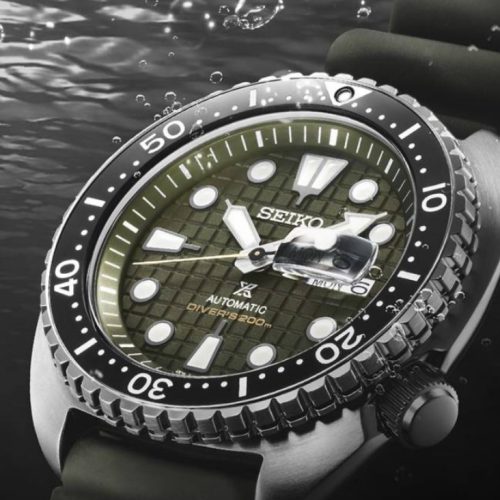 Detalj čeličnog kućišta Seiko SRPE05K1 sa prečnikom od 45 mm. Robusno kućište je izuzetno otporno na oštećenja, savršeno za avanturističke uslove. Ambijentalna slika u vodi za ronilacki muski sat