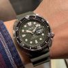 Seiko Prospex SRPE05K1 – King Turtle Green sat na ruci muškarca, sa zelenim brojčanikom i silikonskom narukvicom, savršen za sport i aktivnosti na vodi