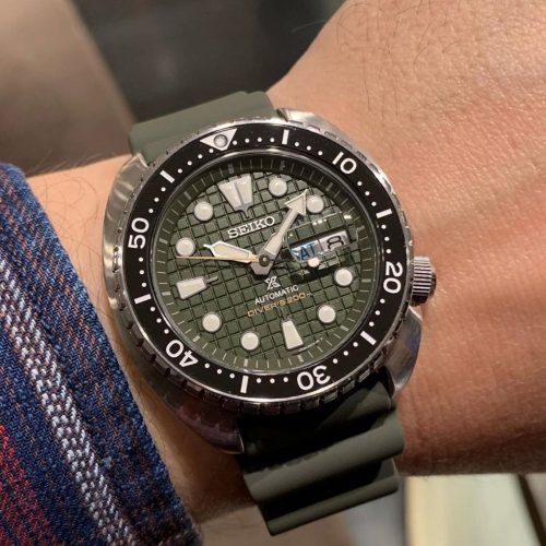Seiko Prospex SRPE05K1 – King Turtle Green sat na ruci muškarca, sa zelenim brojčanikom i silikonskom narukvicom, savršen za sport i aktivnosti na vodi
