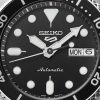 Detalj srebrnog čeličnog kućišta Seiko SRPK29K1 sa prečnikom od 38 mm i okruglim oblikom koji pružaju čvrst i elegantan izgled