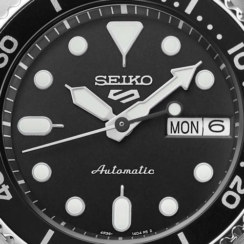 Detalj srebrnog čeličnog kućišta Seiko SRPK29K1 sa prečnikom od 38 mm i okruglim oblikom koji pružaju čvrst i elegantan izgled