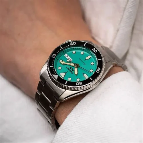 Seiko SRPK33K1 - 5 Sports SKX muški rucni sat toptaurus.rs. 1 Seiko SRPK33K1 – 5 Sports SKX sat na ruci muškarca, sa tirkiznim brojčanikom i srebrnom narukvicom, savršen za sportske aktivnosti i svakodnevno nošenje