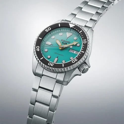 Seiko SRPK33K1 - 5 Sports SKX muški rucni sat toptaurus.rs. 2 3 Bočni pogled na Seiko SRPK33K1, prikazivanje debljine kućišta od 13 mm i preciznog automatskog mehanizma, idealnog za ljubitelje tradicionalnih satova