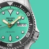 Seiko SRPK33K1 - 5 Sports SKX muški rucni sat toptaurus.rs. 2 4 Detalj srebrnog čeličnog kućišta Seiko SRPK33K1, prečnik od 38 mm i okrugli oblik kućišta koji pružaju klasičan izgled sa izuzetnom izdržljivošću