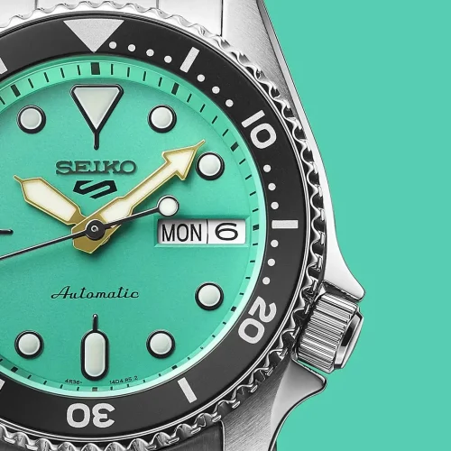 Seiko SRPK33K1 - 5 Sports SKX muški rucni sat toptaurus.rs. 2 4 Detalj srebrnog čeličnog kućišta Seiko SRPK33K1, prečnik od 38 mm i okrugli oblik kućišta koji pružaju klasičan izgled sa izuzetnom izdržljivošću
