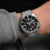 Seiko SSK001K1 – Seiko 5 Sports sat na ruci muškarca, sa crnim brojčanikom i srebrnom narukvicom, idealan za svakodnevno nošenje i avanturističke aktivnosti