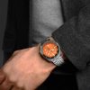 Seiko SSK005K1 – 5 Automatic GMT sat na ruci muškarca, sa narandžastim brojčanikom i srebrnom narukvicom, idealan za svakodnevno nošenje i aktivnosti na vodi