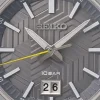 Detalj srebrnog čeličnog kućišta Seiko SUR543P1 sa prečnikom od 39 mm, pružajući klasičan izgled sa visokim stepenom izdržljivosti.