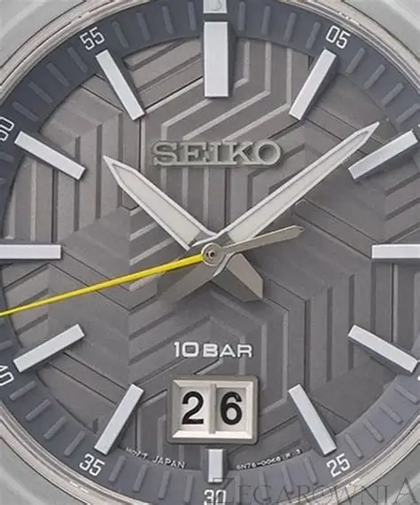 Detalj srebrnog čeličnog kućišta Seiko SUR543P1 sa prečnikom od 39 mm, pružajući klasičan izgled sa visokim stepenom izdržljivosti.
