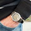 Seiko SUR543P1 – Seiko Classic sat na ruci muškarca, sa sivim brojčanikom i sivoj najlonskoj narukvici, savršen za poslovne prilike ili svakodnevno nošenje