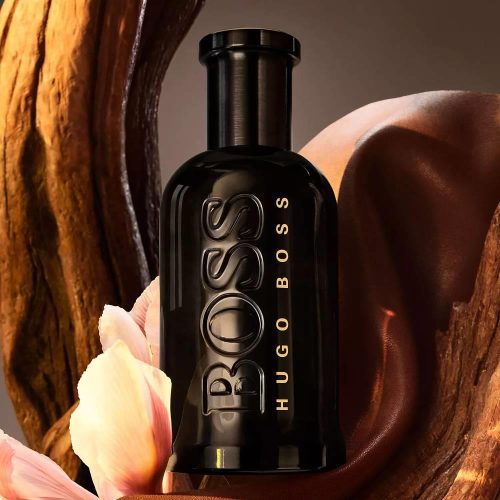 Mirisne note Grafika: BOSS BOTTLED PARFUM mirisne note – mandarina, tamjan, koren irisa, smokva, kedar i akord kože.