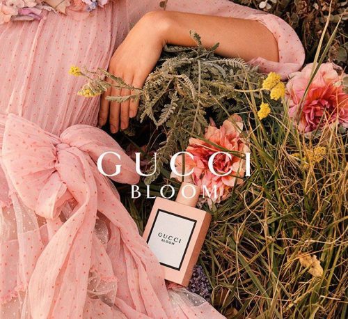 Žena koja drži Gucci Bloom parfem – miris koji utjelovljuje samopouzdanje, eleganciju i ljepotu cvjetnog vrta. Alternativni parfemi slični YSL Libre Intense