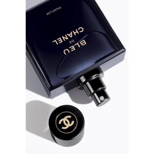Bleu de Chanel Parfum pakovanje – luksuzna crna kutija sa Chanel logotipom
