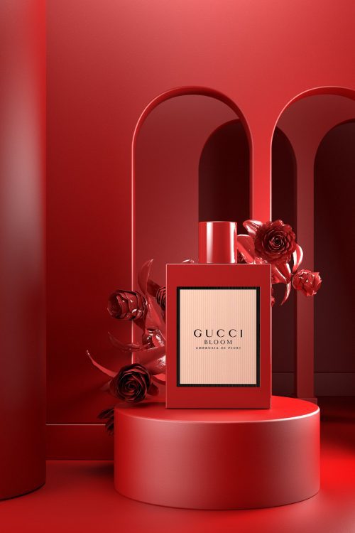 Gucci Bloom Ambrosia di Fiori slika na crvenoj pozadini - luksuzne parfemske note – za uživanje ženski parfem