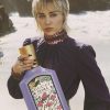 Miley Cyrus samouverena žena koja nosi Gucci Flora Gorgeous Magnolia – senzualni cvetni miris savršen za večernju eleganciju i osnaživanje