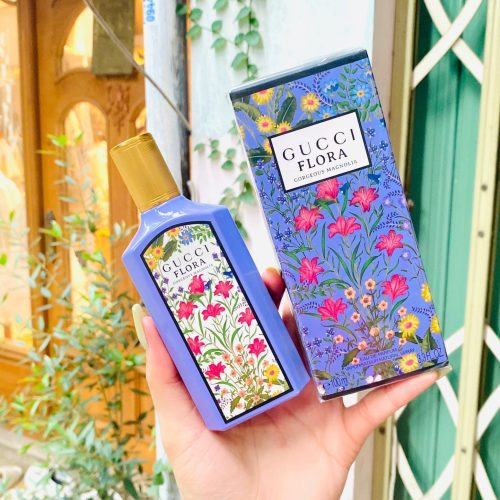 Gucci Flora Gorgeous Magnolia kutija iz ruke – luksuzan dizajn sa cvetnim uzorkom sa zlatnim detaljima, koji odražava smelu i očaravajuću suštinu mirisa.