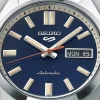 Detalj srebrnog čeličnog kućišta Seiko SRPK87K1 5 Sports SNXS muškog automatskog sata. Kućište sa okruglim oblikom i debljinom od 13 mm pruža elegantan i izdržljiv dizajn
