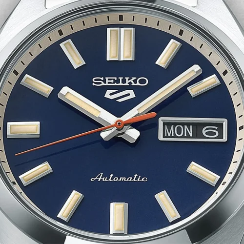 Detalj srebrnog čeličnog kućišta Seiko SRPK87K1 5 Sports SNXS muškog automatskog sata. Kućište sa okruglim oblikom i debljinom od 13 mm pruža elegantan i izdržljiv dizajn