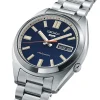 Bočni pogled na Seiko SRPK87K1 5 Sports SNXS muški sat, prikazujući njegovu debljinu od 13 mm. Automatski mehanizam i čelično kućište sa jasno vidljivim dizajnom i preciznošću